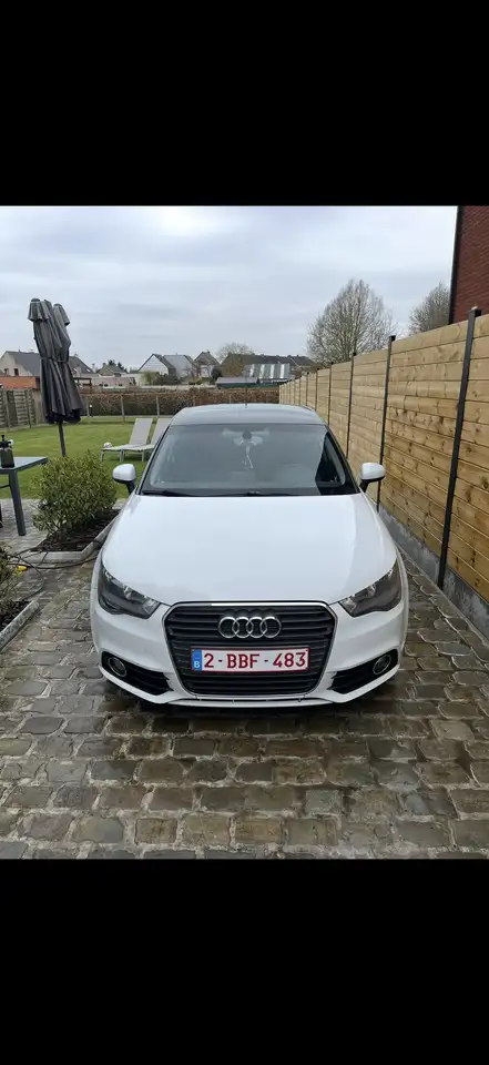 Audi A1 Sportback 1.6 TDi Ambition S tronic — photo 1 of 10
