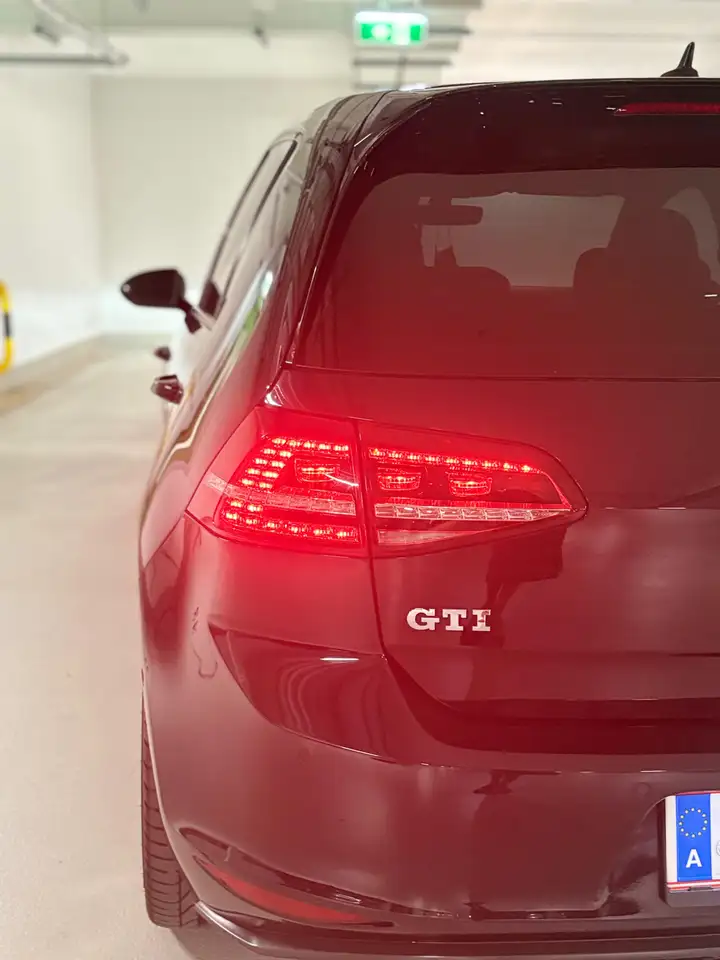 Volkswagen Golf GTI 2,0 TSI DSG — photo 1 of 6