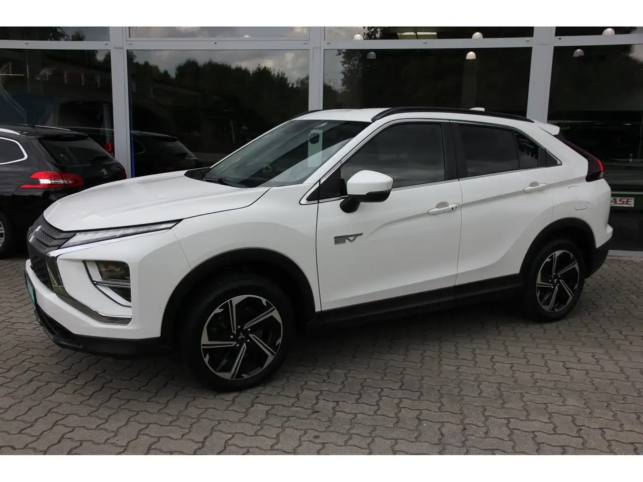 Mitsubishi Eclipse Cross Basis Hybrid 4WD Klima SHZ RFK App — photo 1 of 26