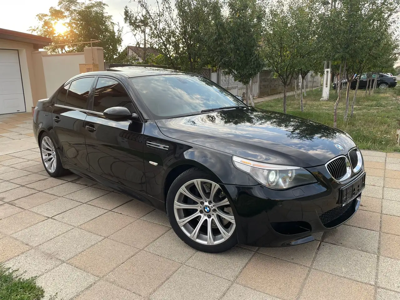 BMW M5 5.0 — photo 1 of 14