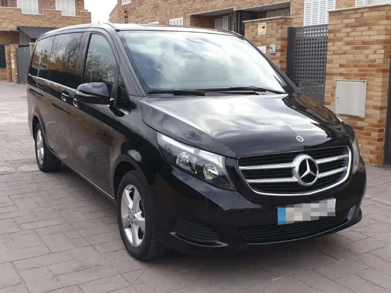 Mercedes-Benz V 220 d Largo — photo 1 of 18