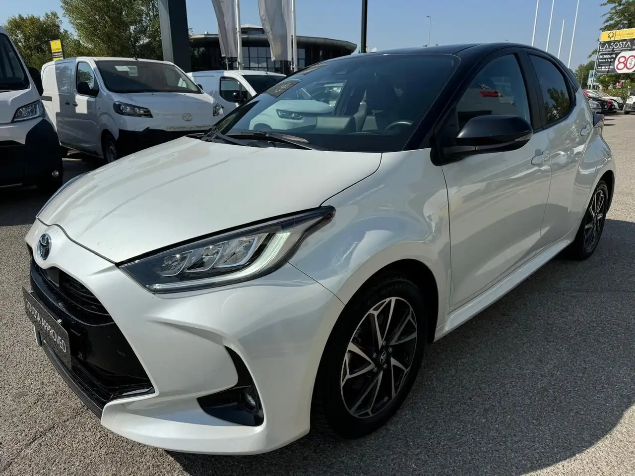 Toyota Yaris Hybrid Style MY22 — photo 1 of 15