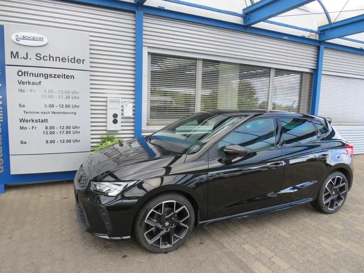 SEAT Ibiza 1.0 TSI DSG FR Black Edition Navi LED — photo 1 of 24