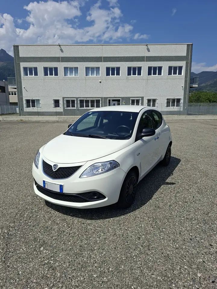 Lancia Ypsilon 1.2 Silver Gpl 69cv — photo 1 of 5