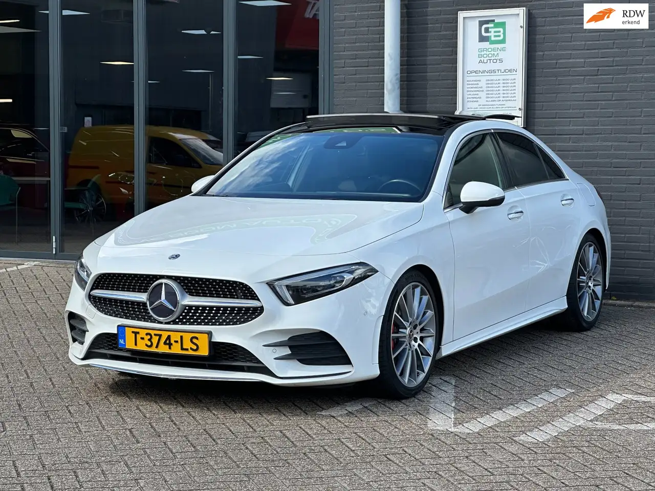 Mercedes-Benz A 200 Premium/SFEERVERLICHTING/PANO-DAK/CAMERA/NETTE STA — photo 1 of 36