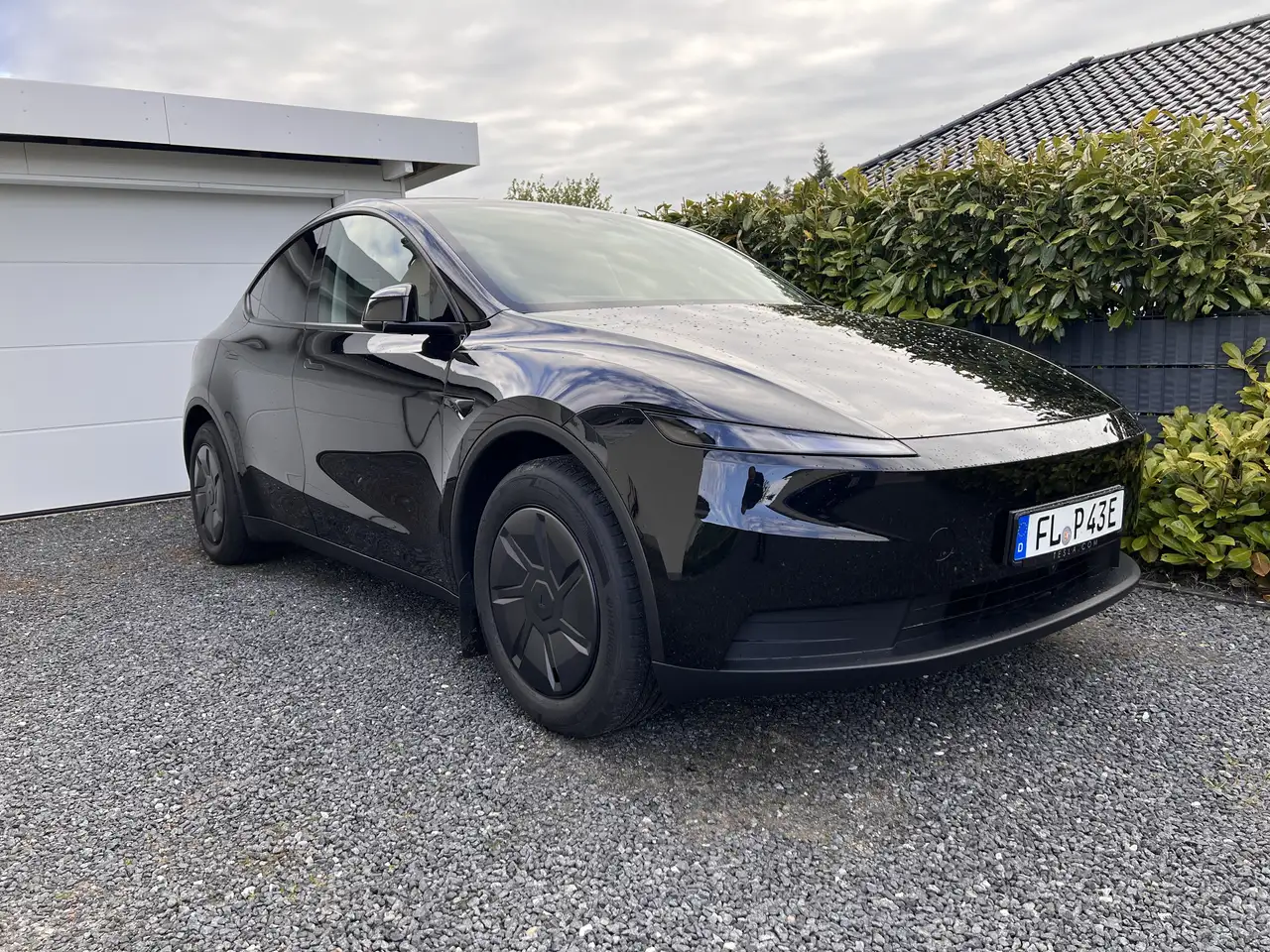 Tesla Model Y Standard — photo 1 of 7