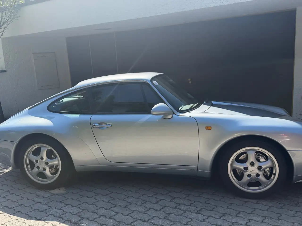 Porsche 993 Carrera 4 — photo 1 of 18