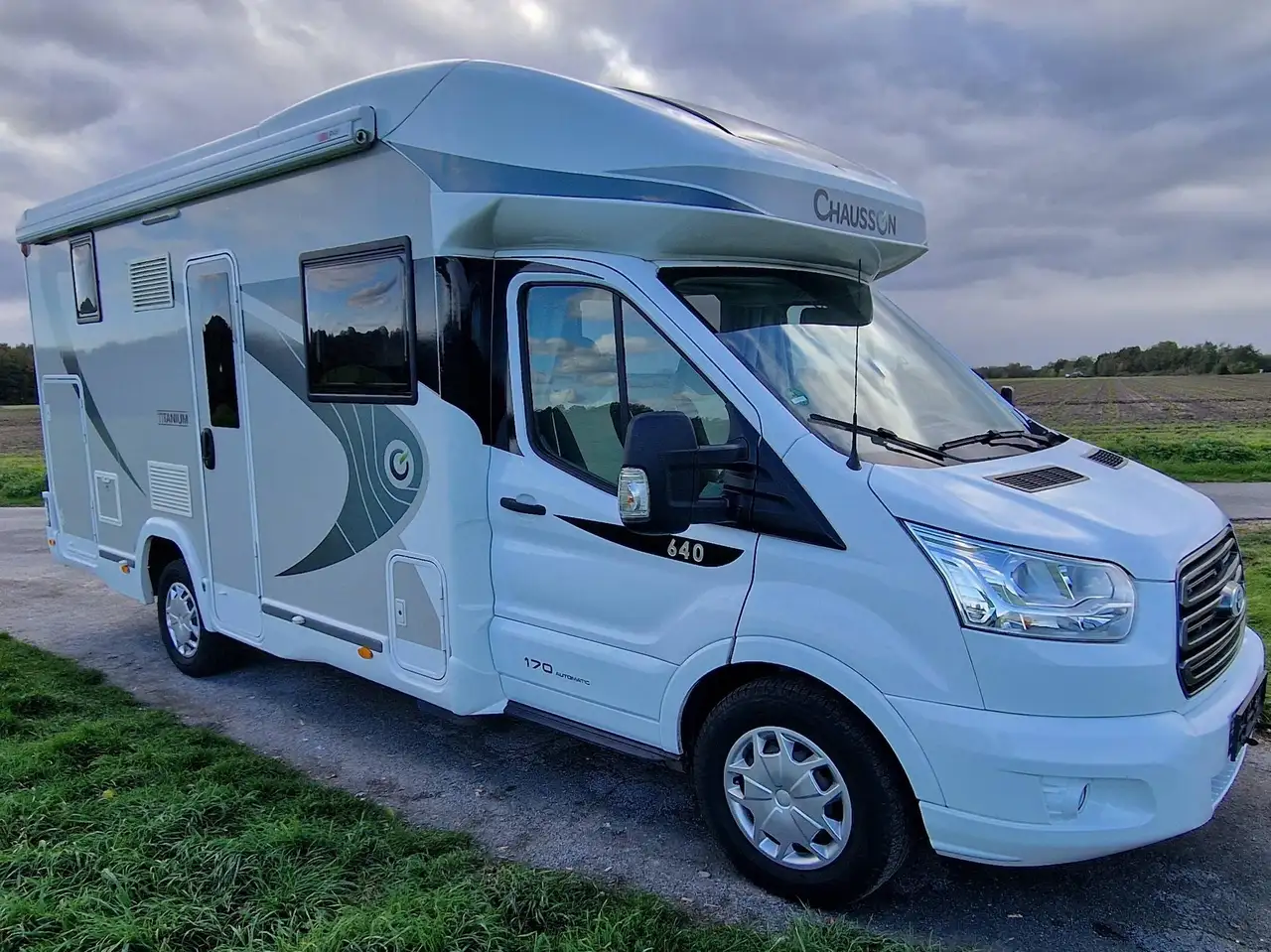 Caravans-Wohnm Chausson 640 Titanium mit Hubbett - 2. Hand — photo 1 of 31