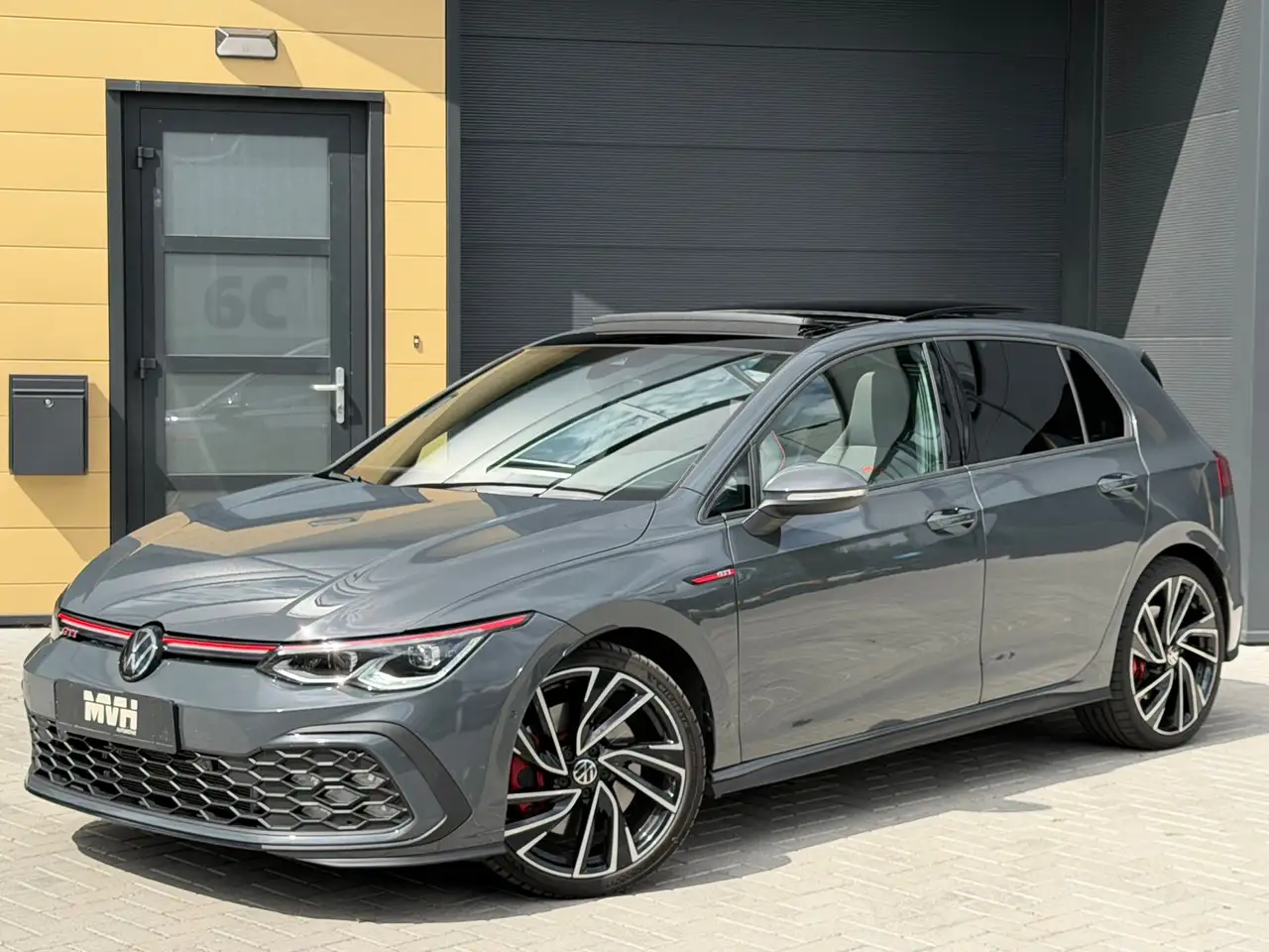 Volkswagen Golf GTI 2.0 TSI '24 - Panorama - 20.000 KM - Virtual - DSG — photo 1 of 40