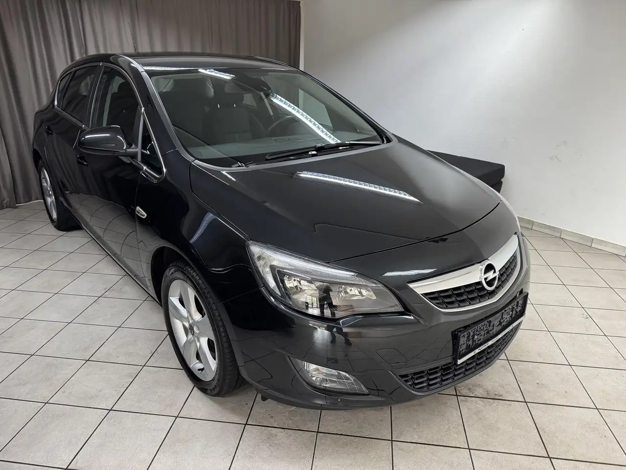 Opel Astra 1.4 Turbo (140PS) 17" ALU/SPORTSITZE/KLIMAAUTOM... — photo 1 of 10