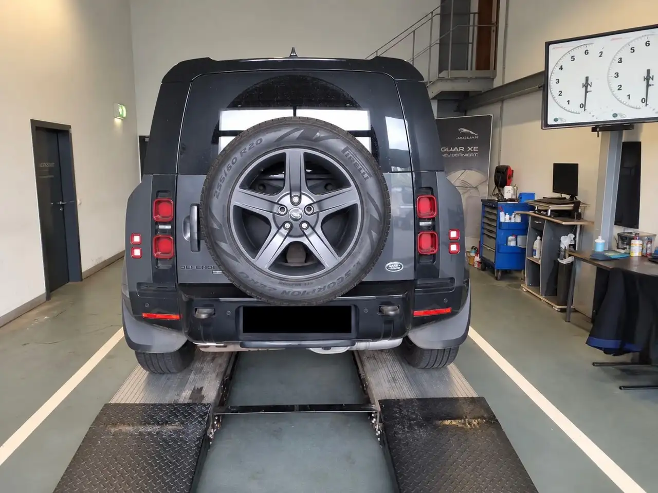 2022 Land Rover Defender 110 X-Dynamic HSE, photograph 3