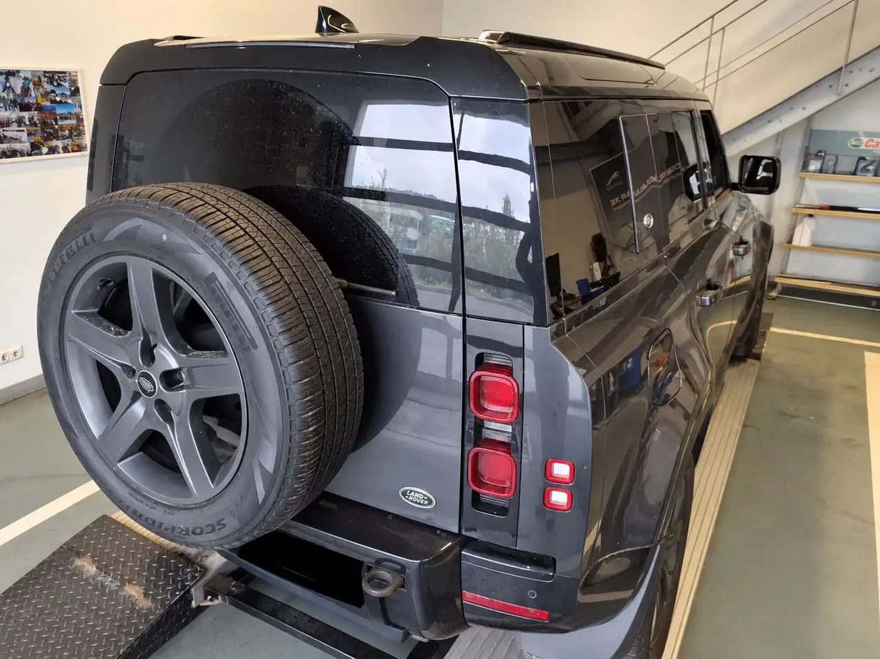2022 Land Rover Defender 110 X-Dynamic HSE, photograph 6