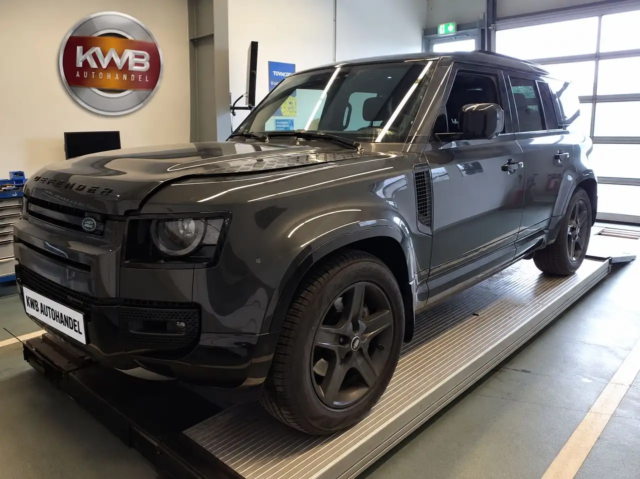 Land Rover Defender 110 X-Dynamic HSE — photo 1 of 25