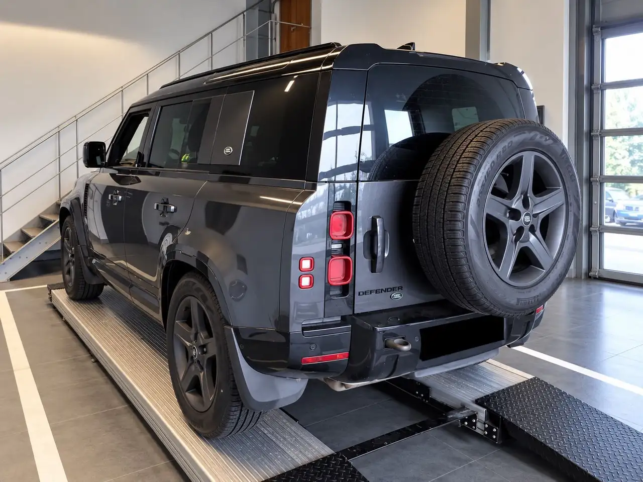 2022 Land Rover Defender 110 X-Dynamic HSE, photograph 2