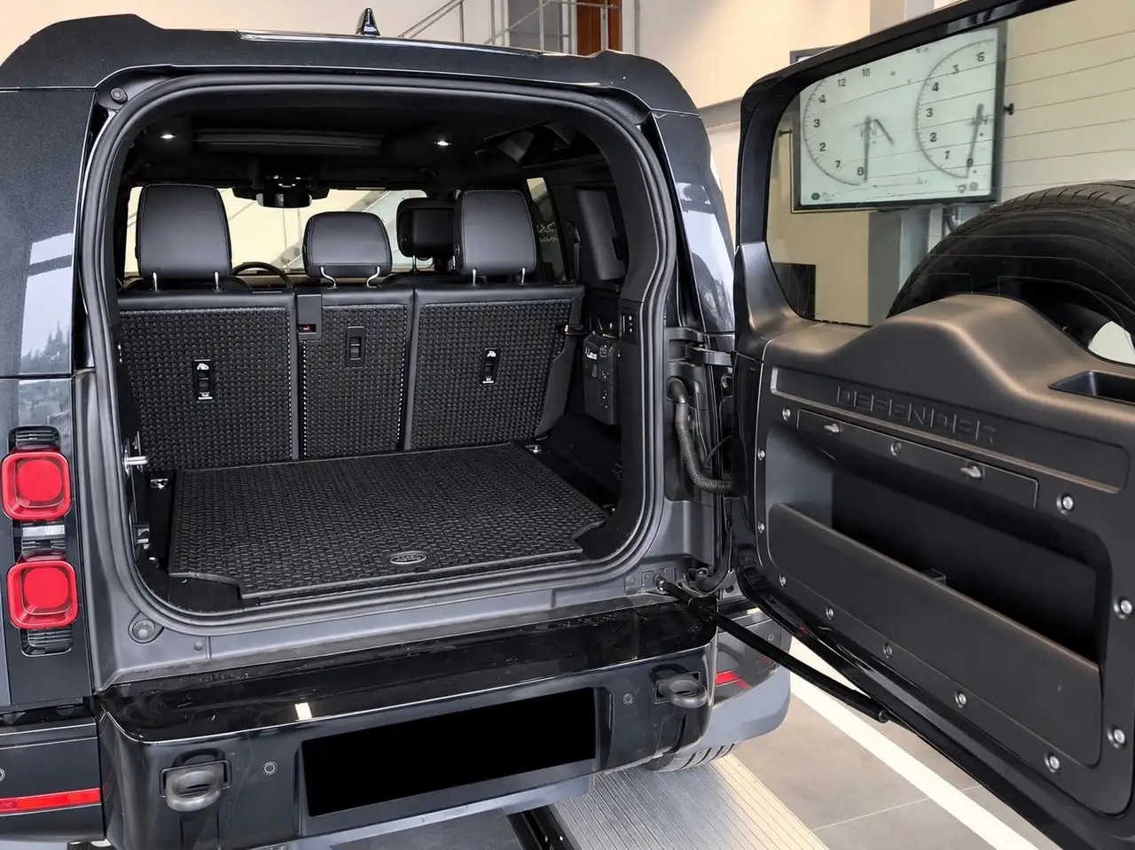 2022 Land Rover Defender 110 X-Dynamic HSE, photograph 7