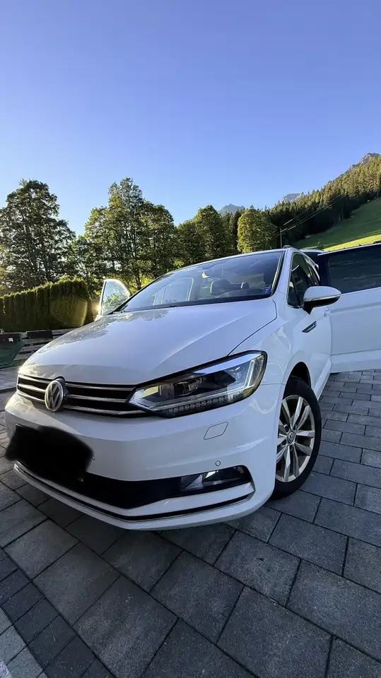 Volkswagen Touran Highline 2,0 SCR TDI DSG — photo 1 of 17