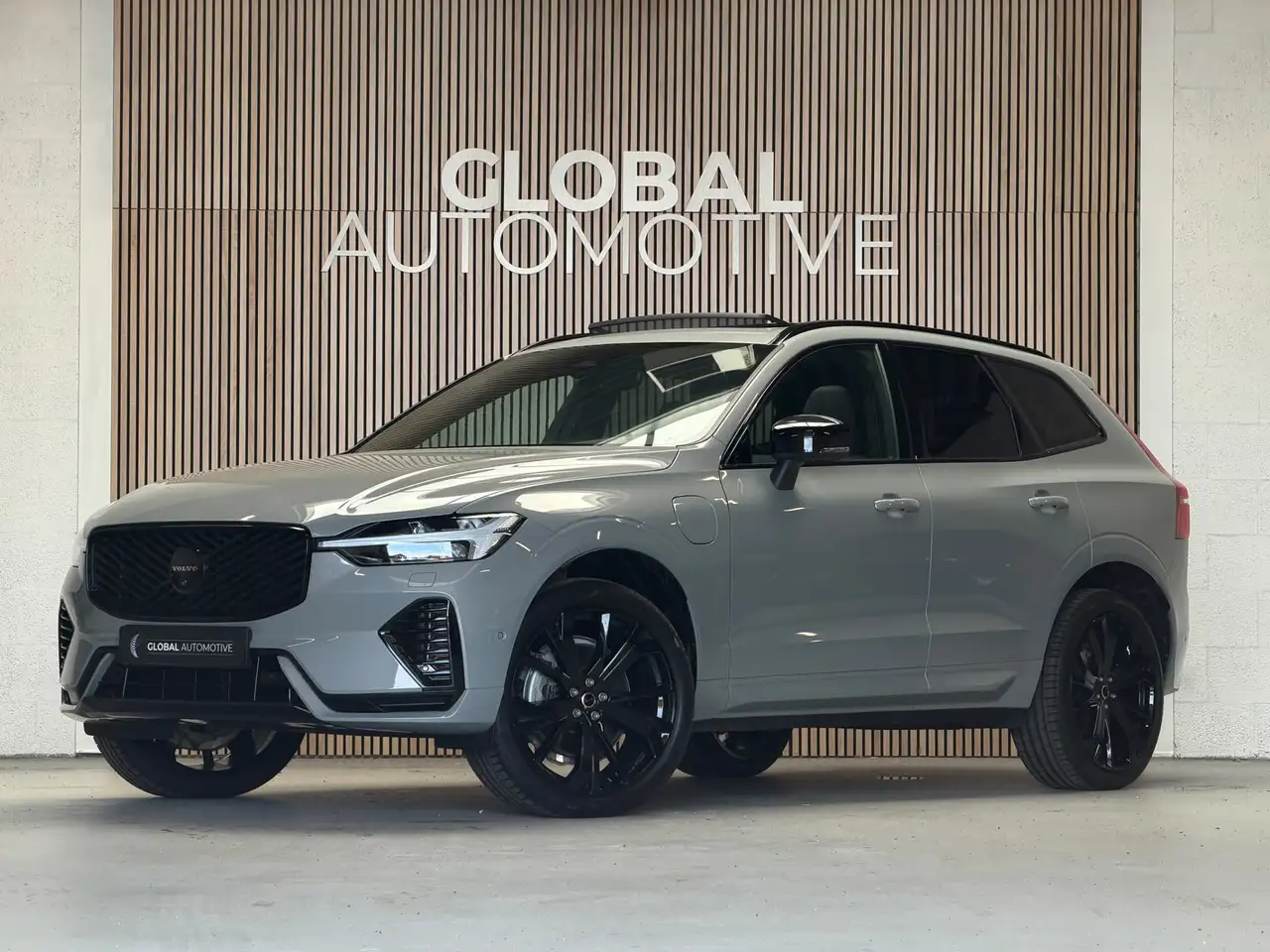 Volvo XC60 2.0 T8 Plug-in hybrid AWD Plus Black Edition - FAC — photo 1 of 40