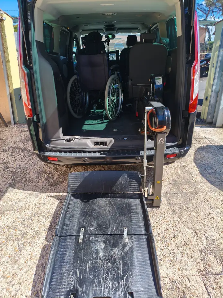 Ford Tourneo Custom Per disabili con montacarichi elettrico — photo 1 of 10