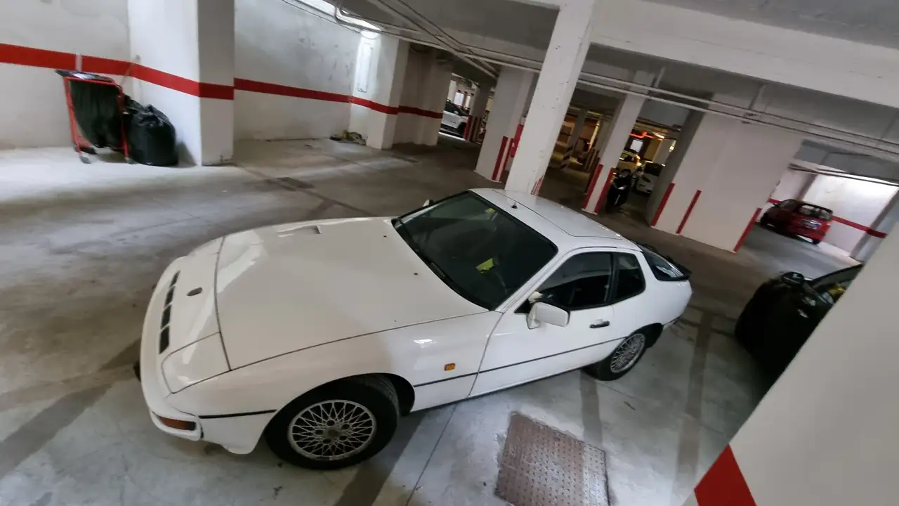 Porsche 924 2.0 Turbo — photo 1 of 6