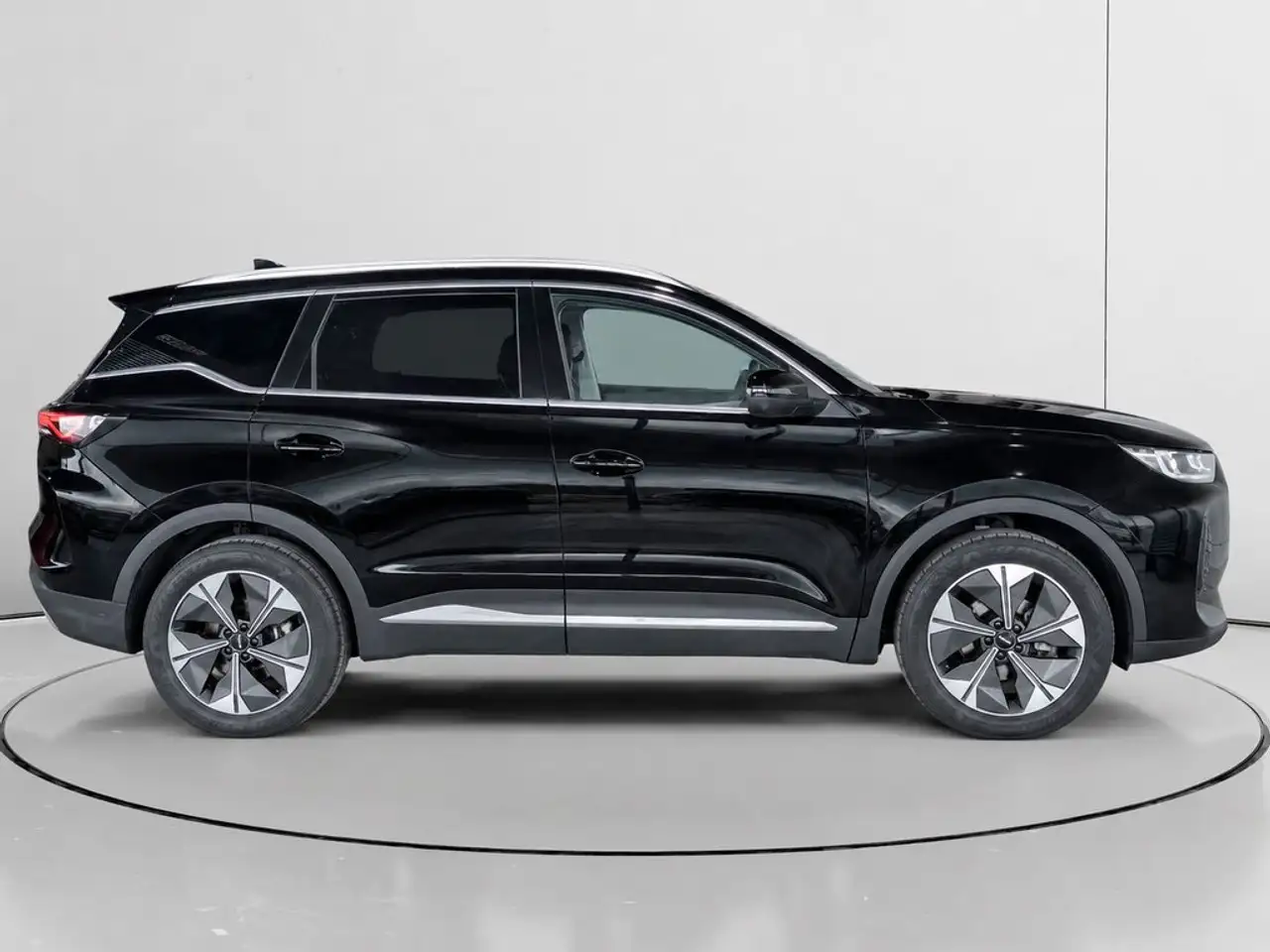 2025 Ebro s700 1.6 TGDI 7DCT Luxury FWD, photograph 2