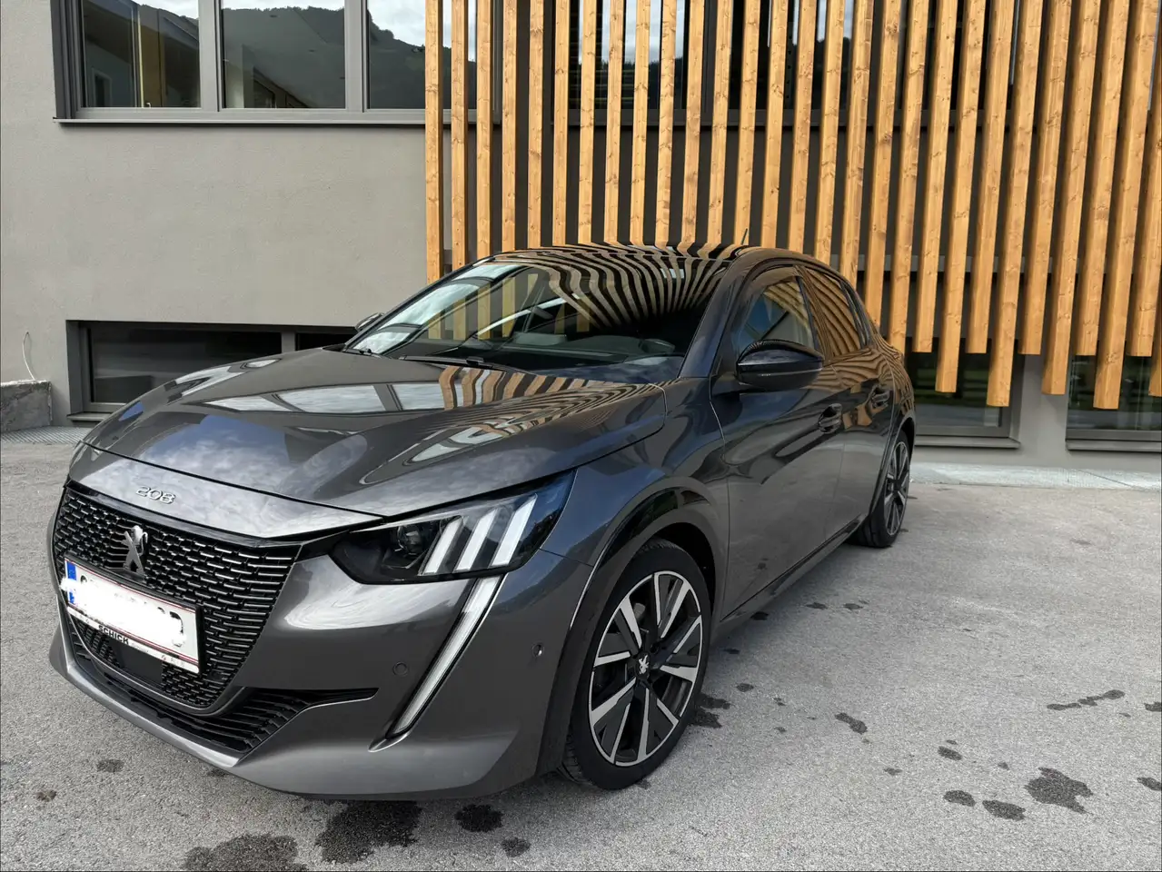 Peugeot 208 GT-Line PureTech 130 S&S EAT8 Aut. — photo 1 of 8