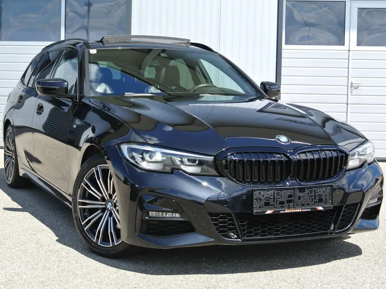 BMW 320 d Touring **M - Paket ** PANO * LEDER * NAVI * — photo 1 of 12