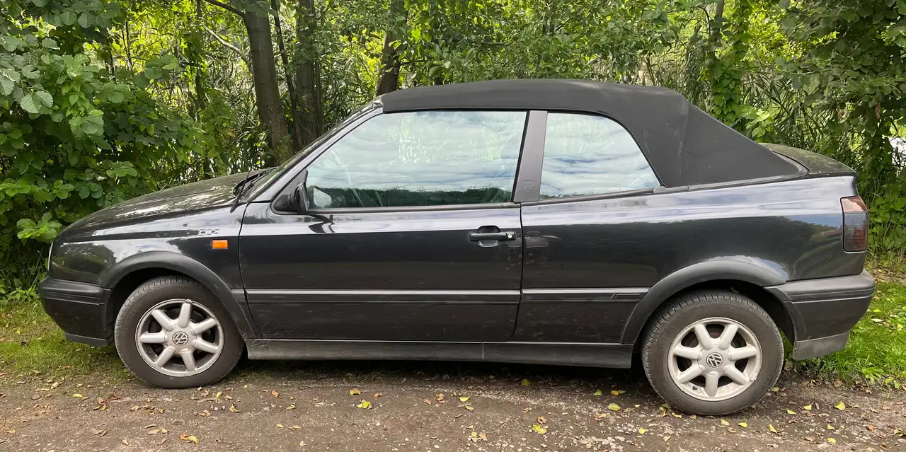 Volkswagen Golf Cabriolet Golf Cabrio 1.8 — photo 1 of 9