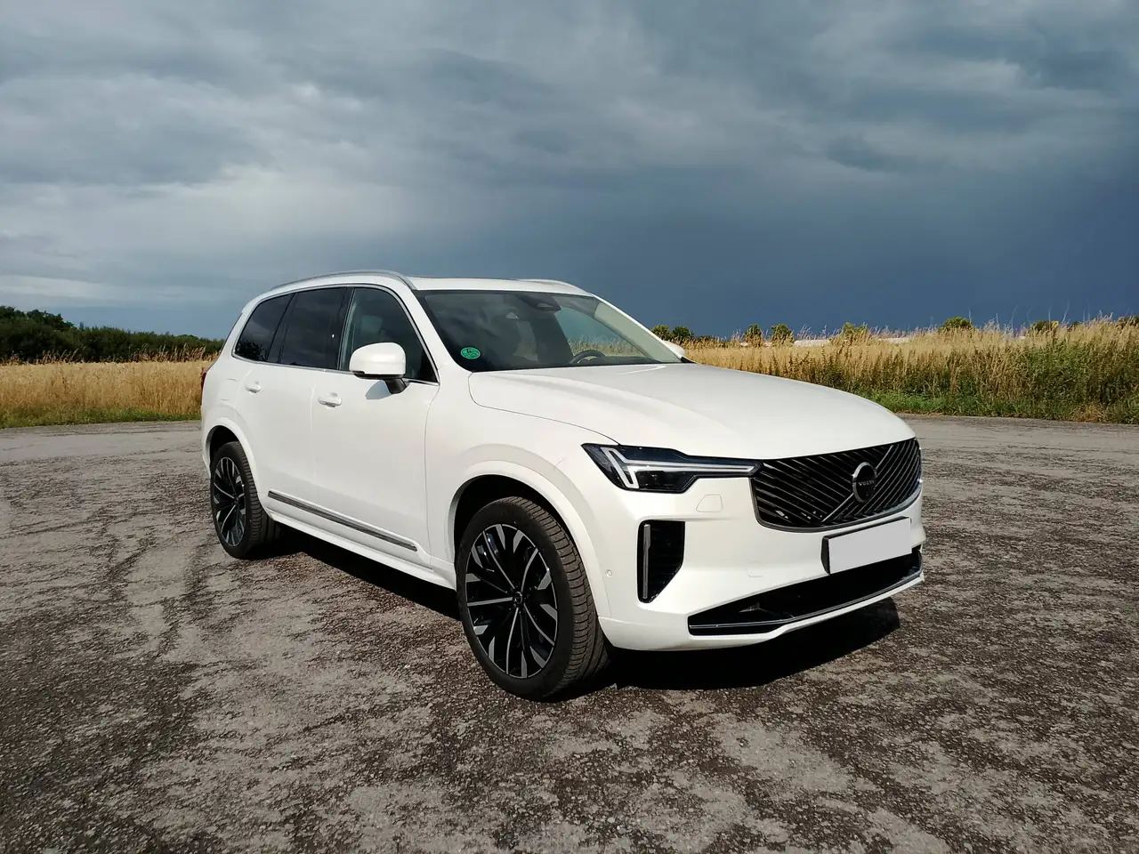 Volvo XC90 Konzertsaal auf Rädern T8 AWD Ultra Bright 7 Sitze B&W Sound nur 12000 Km Neupreis 106.000 Eur — photo 1 of 16