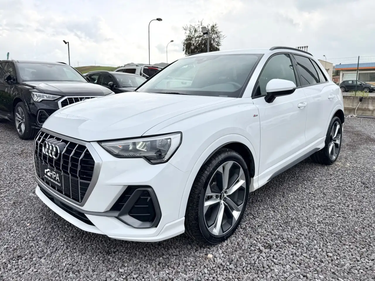 Audi Q3 2.0TDI quattro S-LINE NAVI LED CERCHI 20 PELLE RET — photo 1 of 15