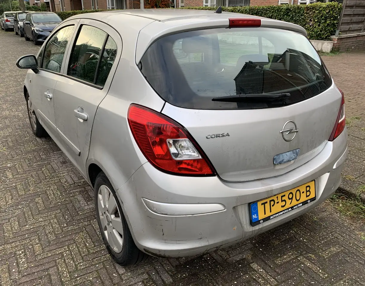 Opel Corsa 1.0-12V Essentia — photo 1 of 3