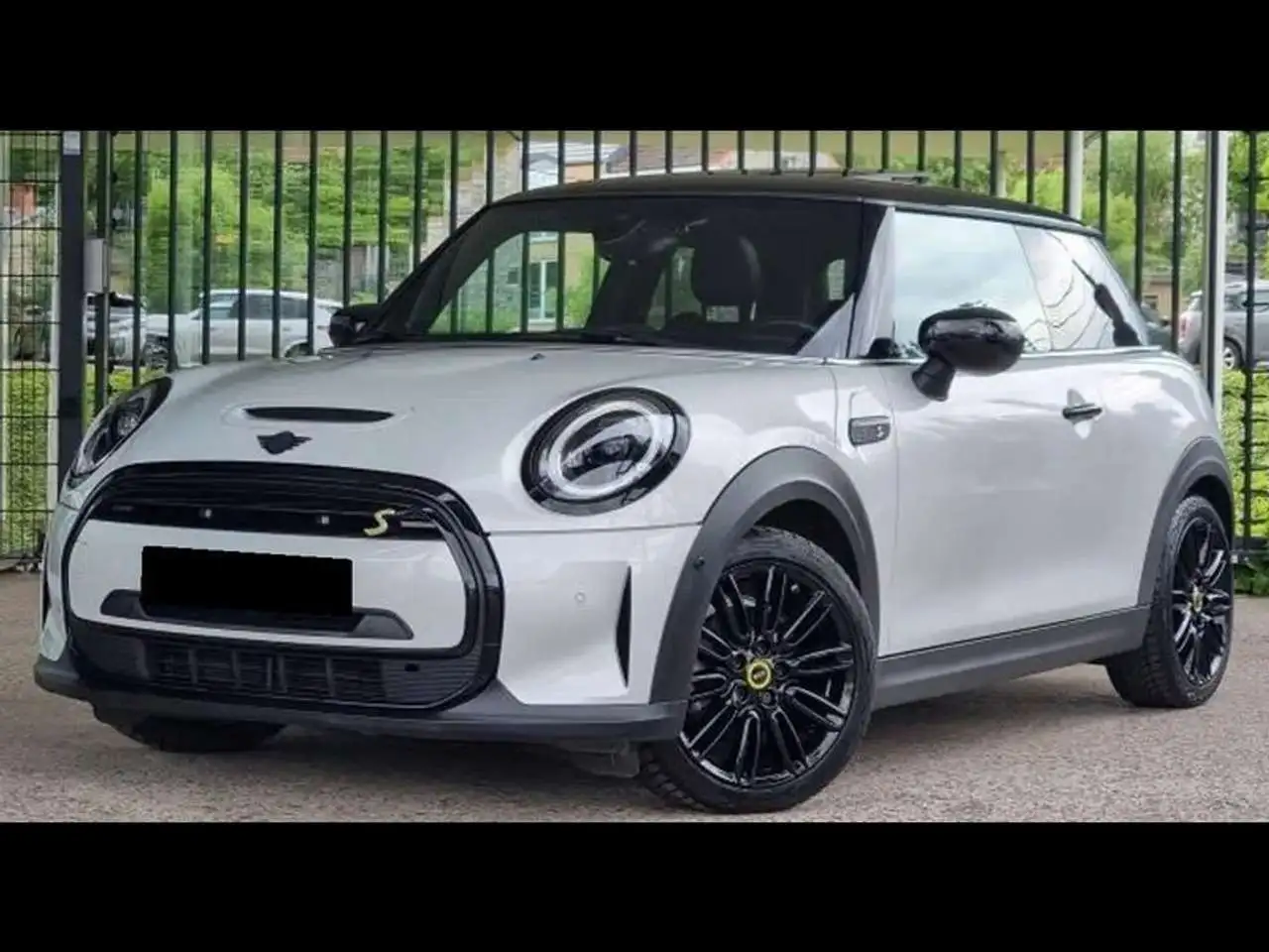 MINI Cooper SE Electric Classic Trim — photo 1 of 14