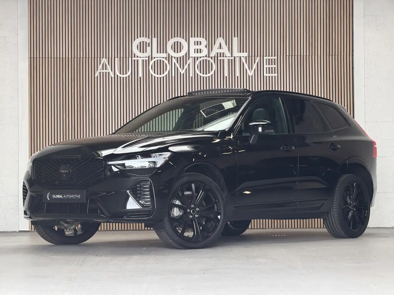 Volvo XC60 2.0 T8 Plug-in hybrid AWD Plus Black Edition - FAC — photo 1 of 40