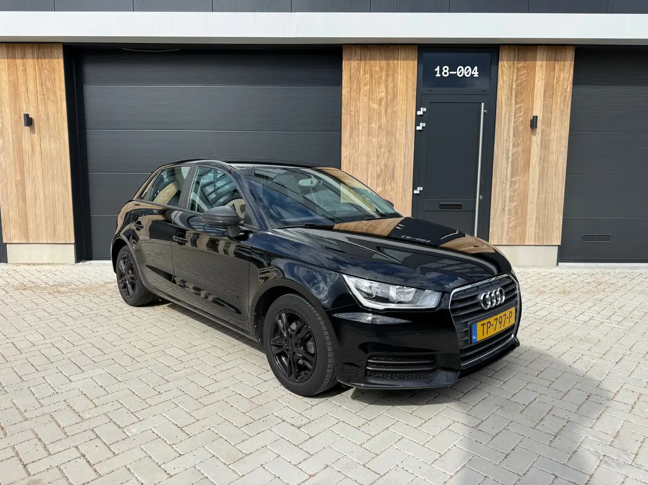 Audi A1 A1 1.0 TFSI Sport — photo 1 of 24