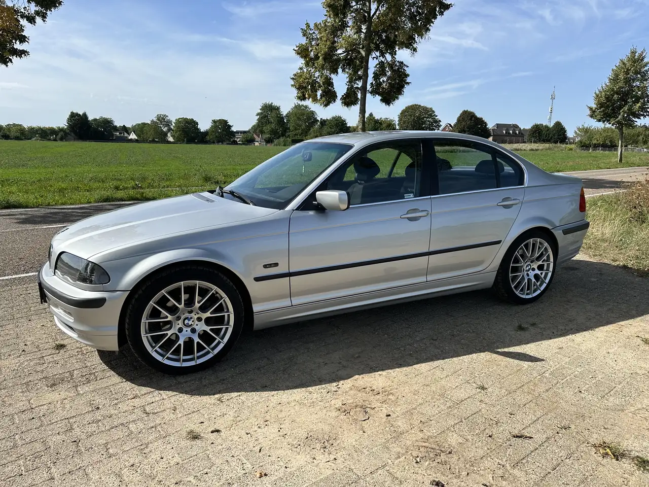 BMW 320 320i executive — photo 1 of 16