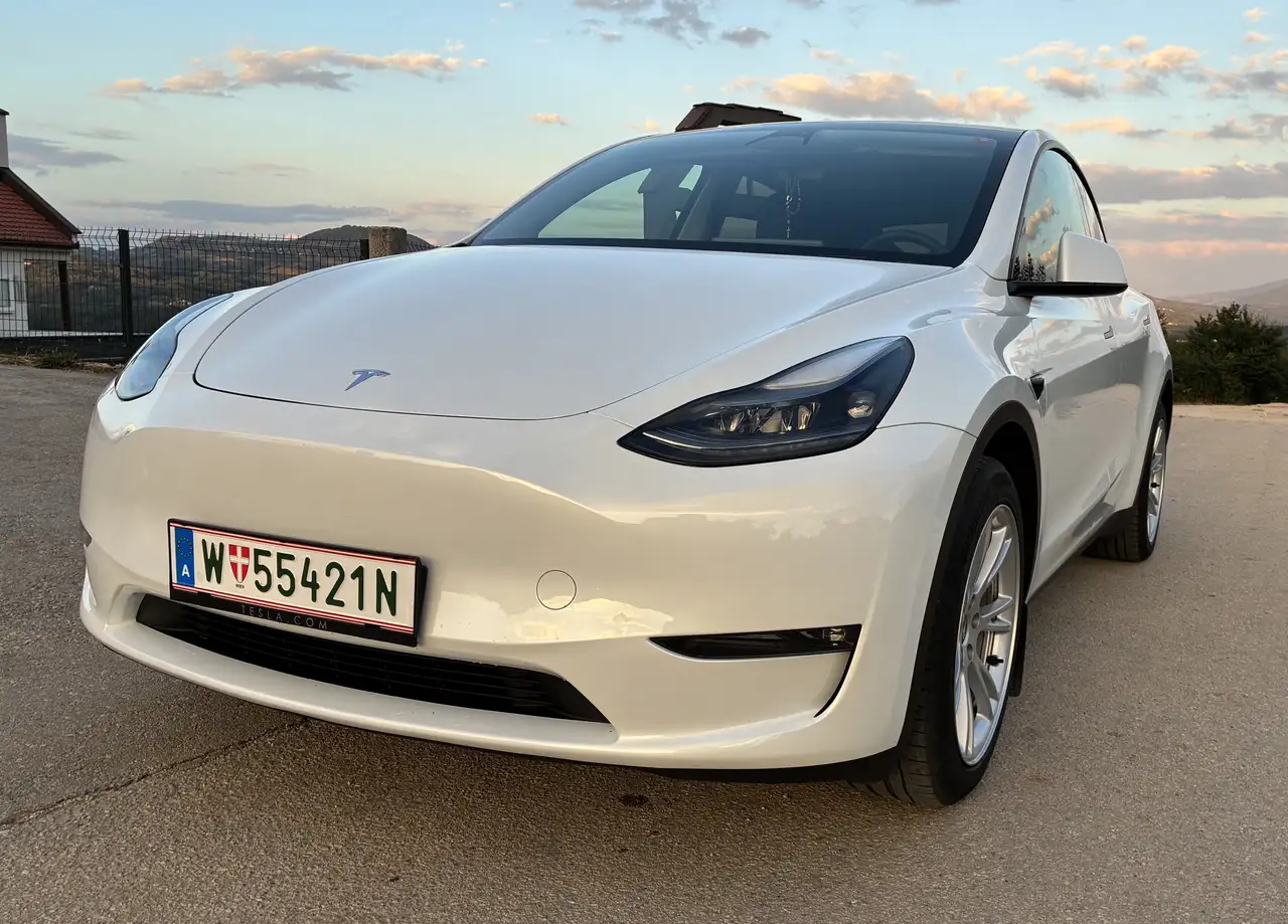 Tesla Model Y Long Range Dual AWD 75kw — photo 1 of 8