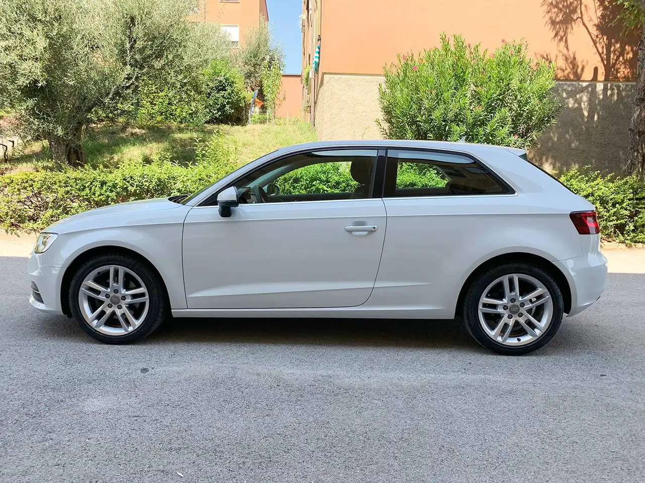 Audi A3 A3 III 2013 3p 1.6 tdi Ambition — photo 1 of 12