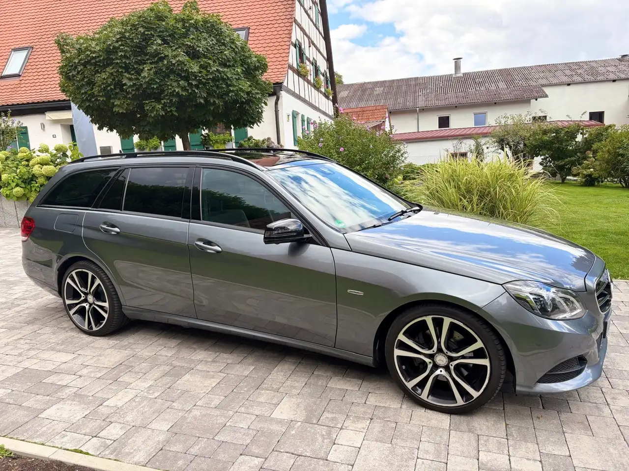 Mercedes-Benz E 220 E-Klasse T-Modell 4Matic EditionE Diesel BlueTEC 7G-TRONIC — photo 1 of 20