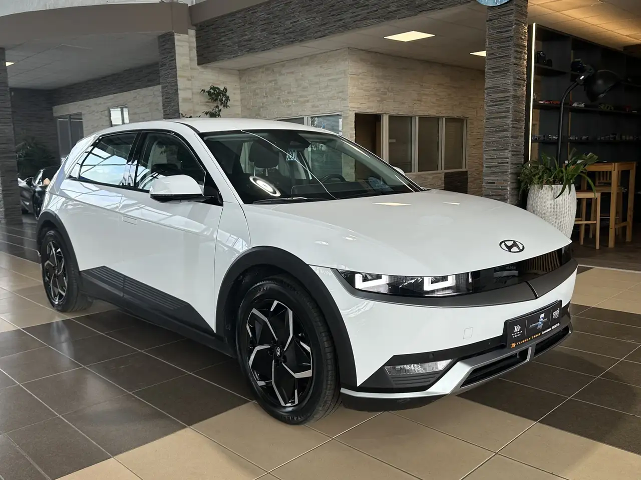 Hyundai IONIQ 5 Dynamiq R.Cam Navi ACC LED SHZ DAB — photo 1 of 26