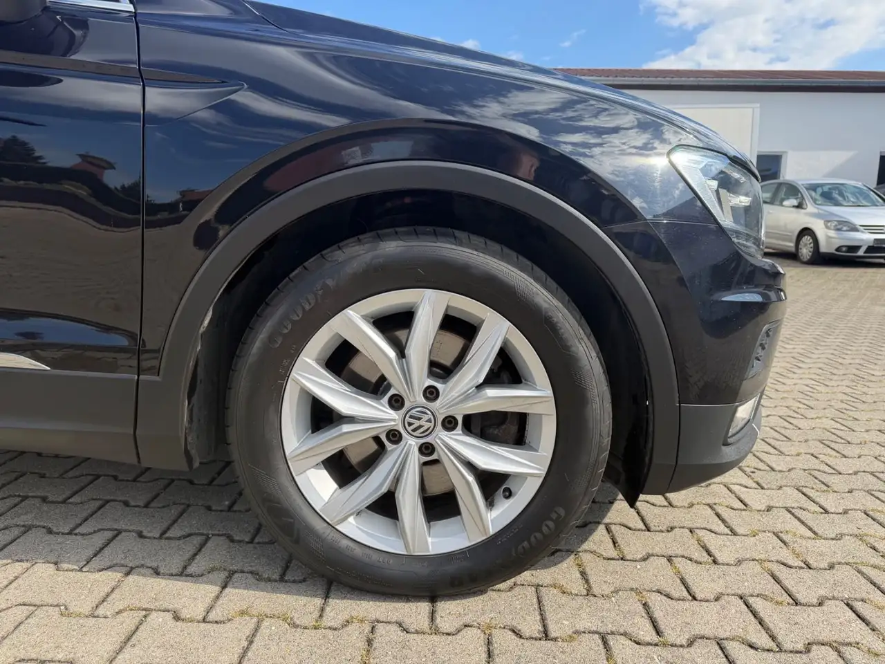 Volkswagen Tiguan Highline 4Motion Lounge — photo 1 of 29