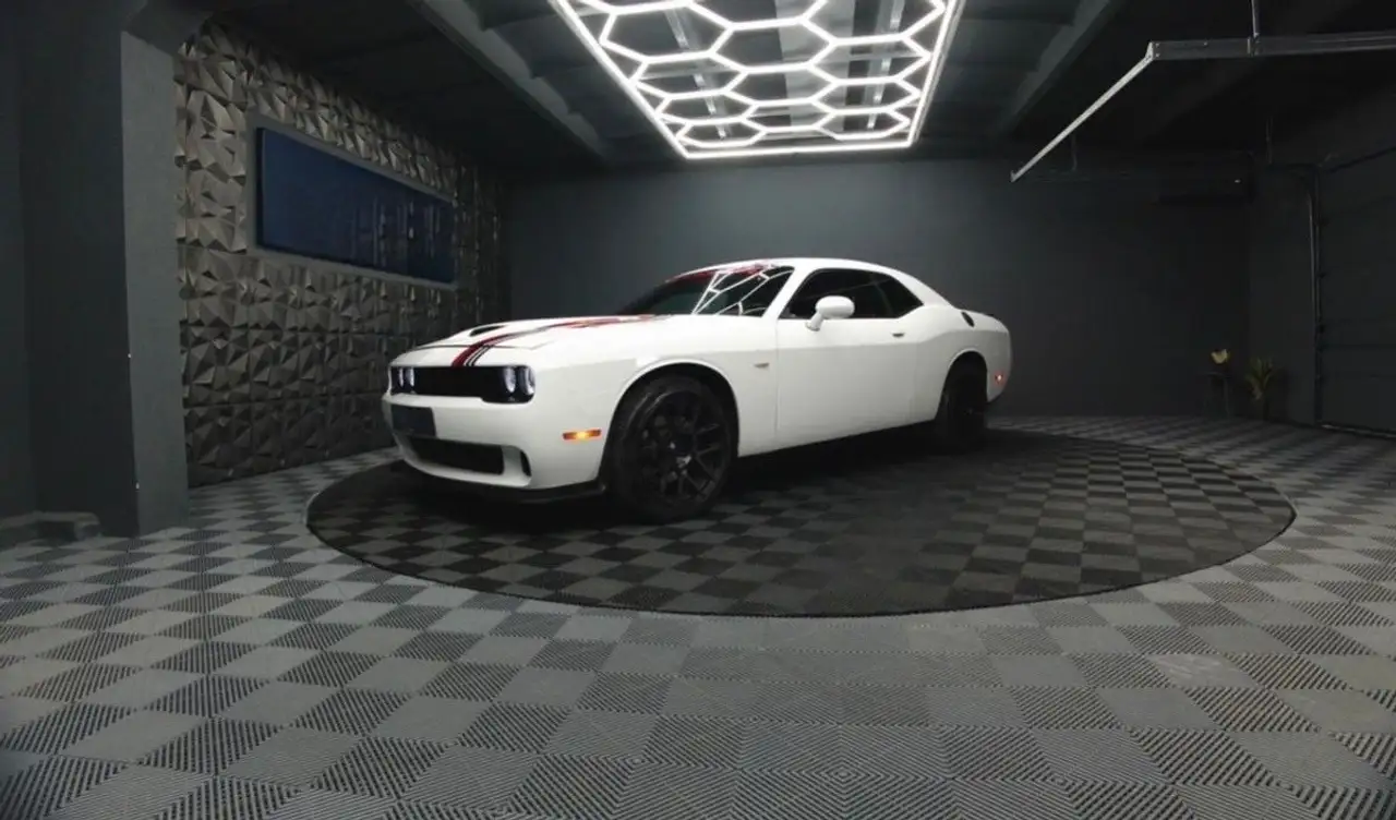 Dodge Challenger R-T 5.7 V8 HEMI – SRT Style — photo 1 of 18