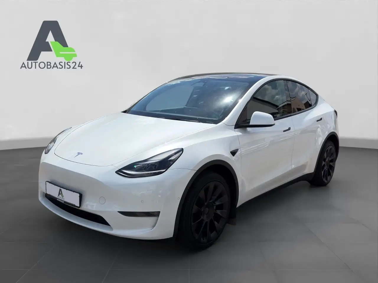 Tesla Model Y Long Range Dual AWD *1.Hand*Shanghai* — photo 1 of 20