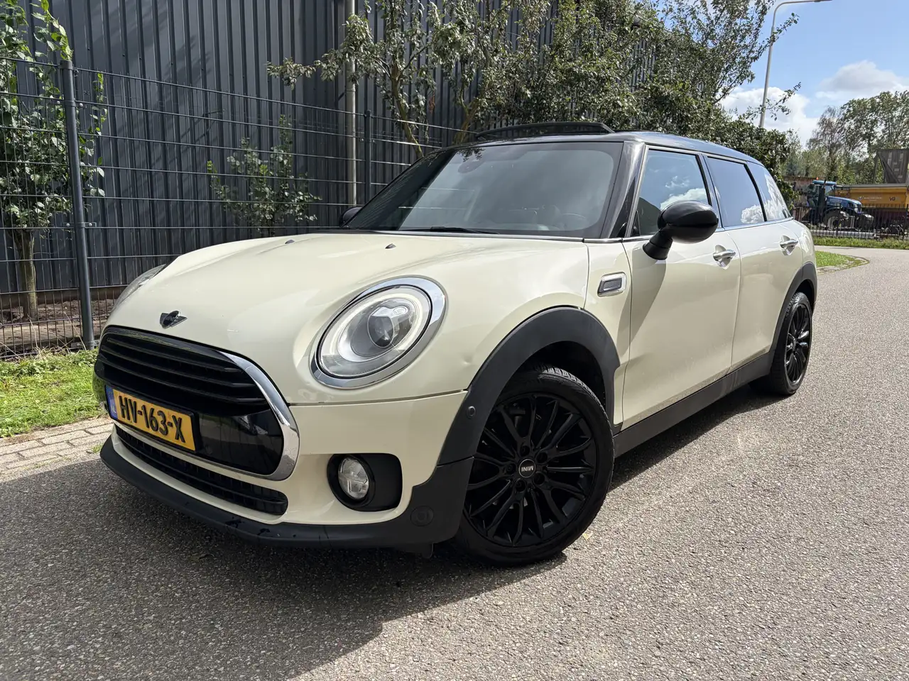 MINI Cooper Clubman 1.5 Salt Business / PANORAMADAK / NAVI / CRUISE / — photo 1 of 29