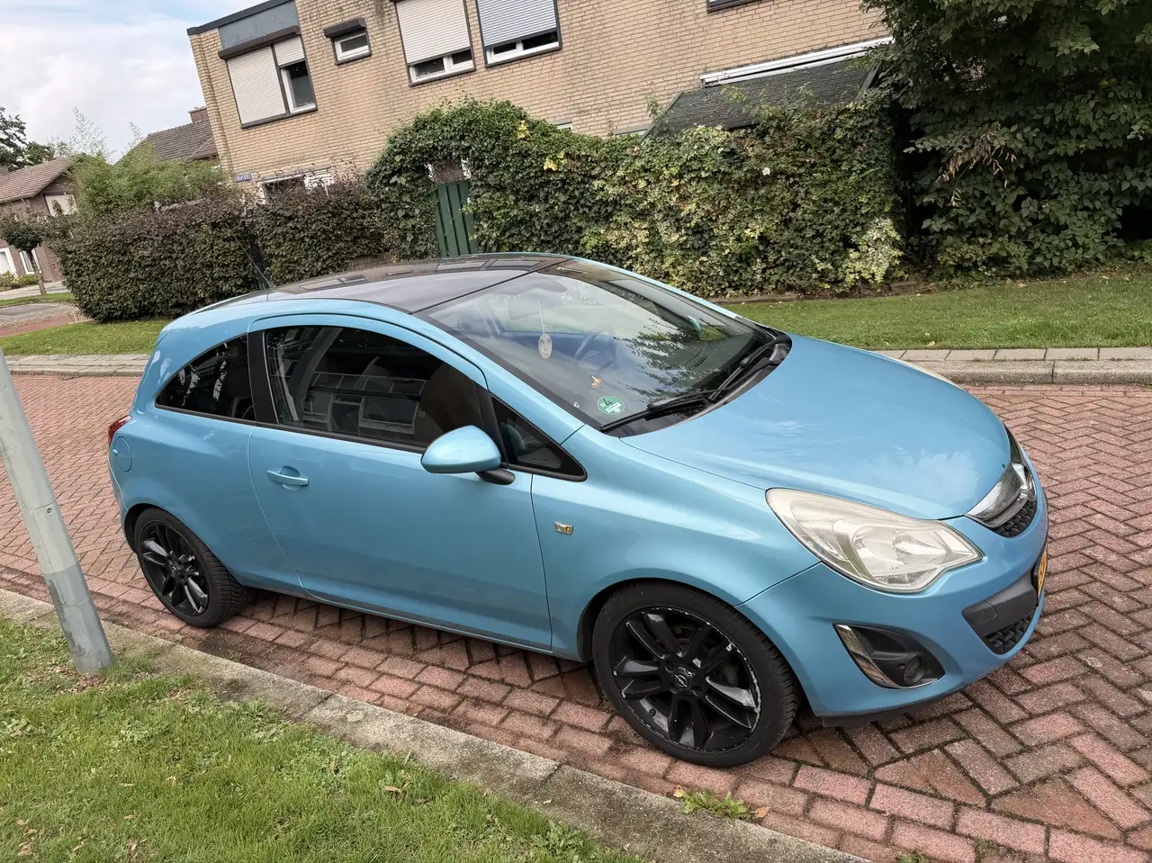 Opel Corsa 1.4-16V — photo 1 of 8