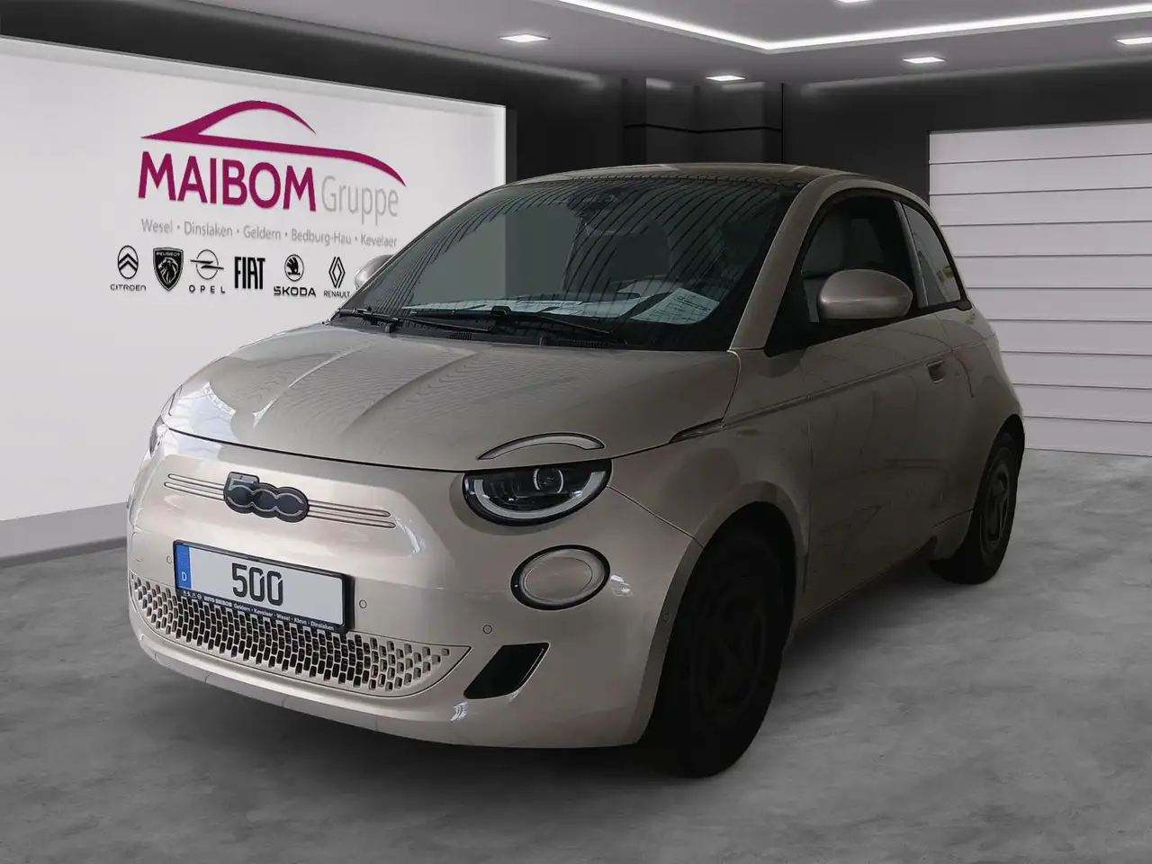 Fiat 500e 500 Giorgio Armani Collector´s Edition Android — photo 1 of 16
