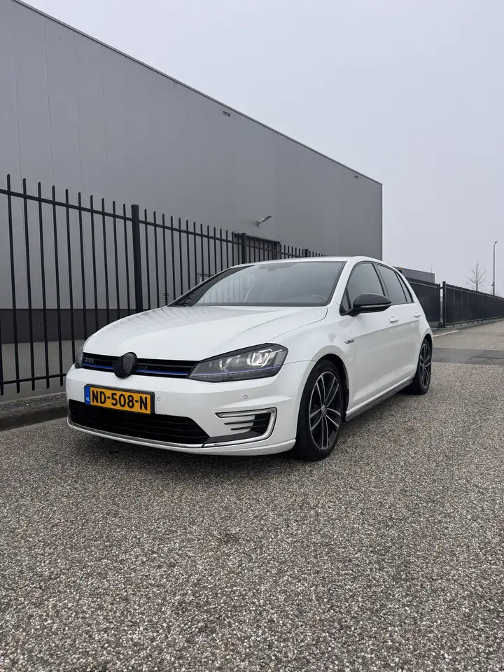 Volkswagen Golf 1.4 TSI GTE Con. Ser — photo 1 of 12