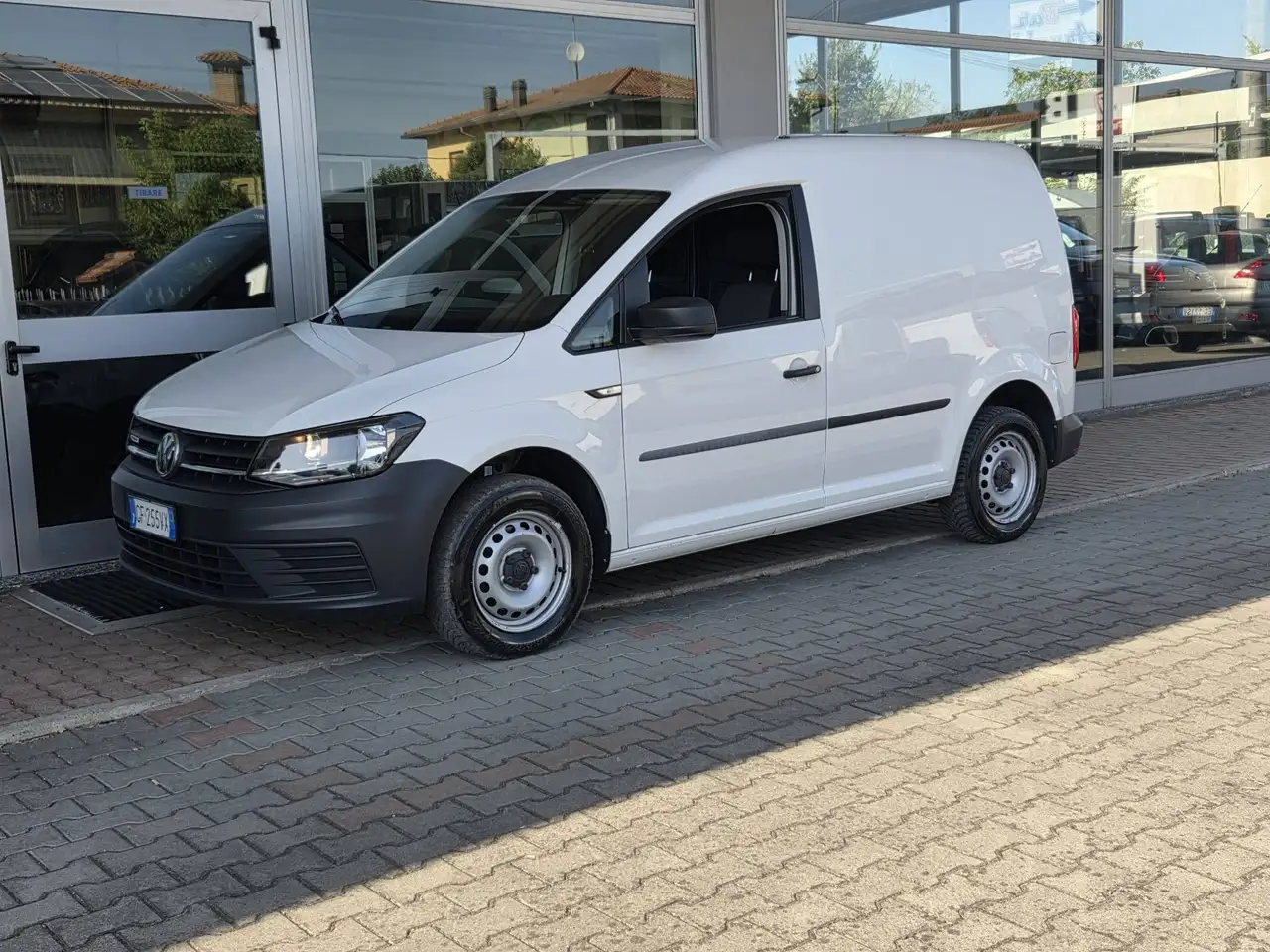 Volkswagen Caddy 1.4 tgi Businnes — photo 1 of 15