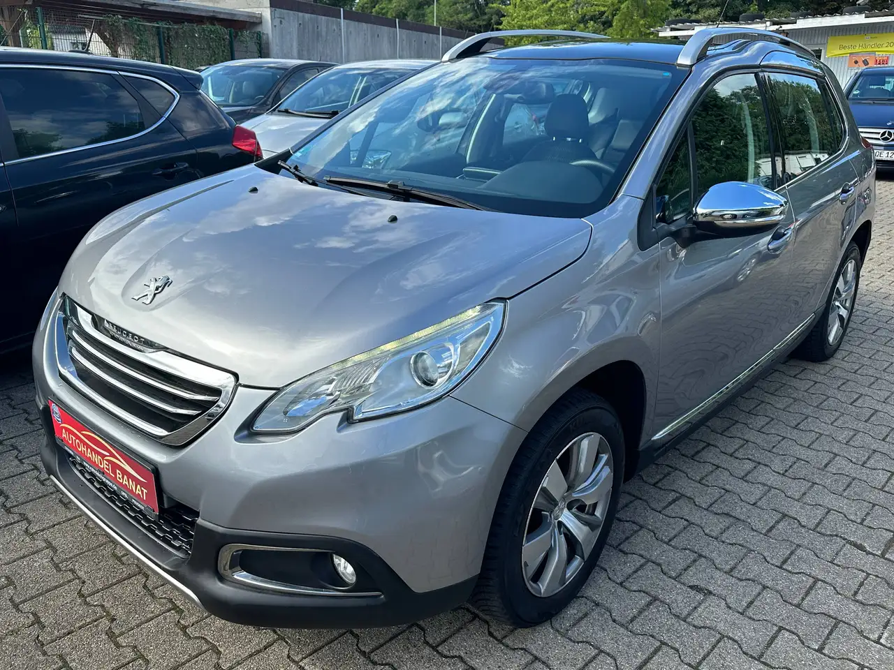 Peugeot 2008 Allure WENIG KM TÜV NEU — photo 1 of 18