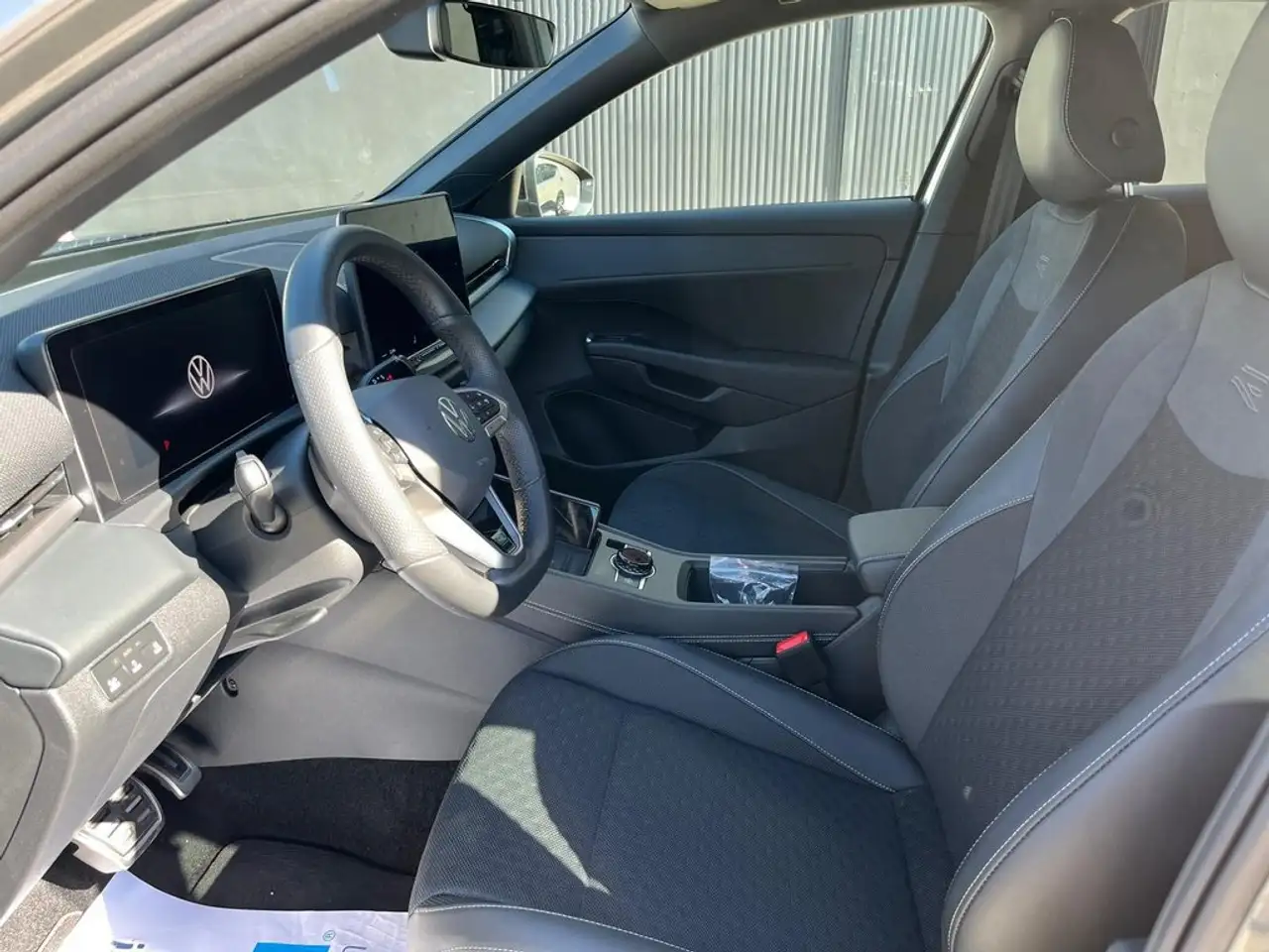 Volkswagen T-Roc R-Line 1st Edition 1.5 eTSI 110kW DSG — photo 1 of 16