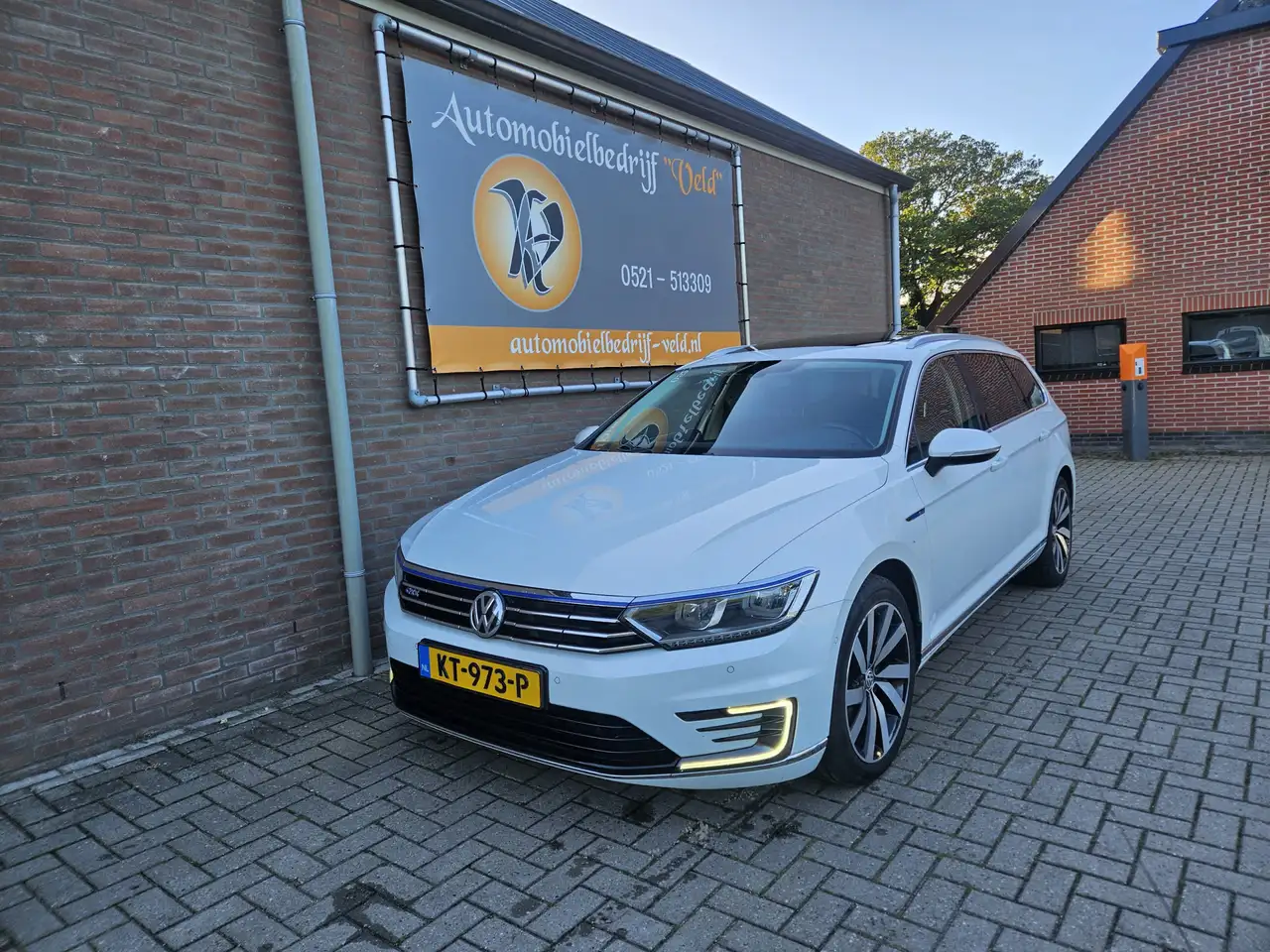 Volkswagen Passat Variant 1.4 TSI GTE Connected Series Plus — photo 1 of 33