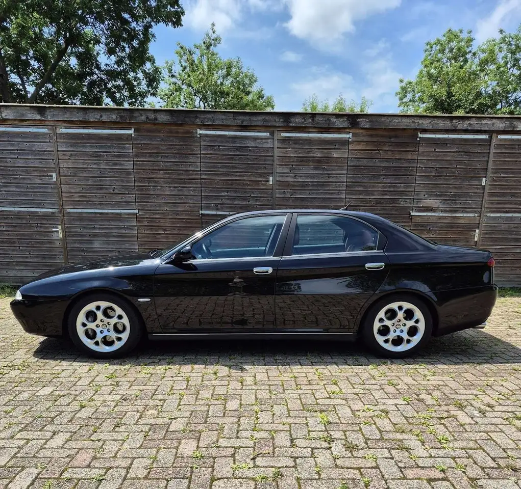 Alfa Romeo GTV 3.0 V6 — photo 1 of 16